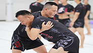 大连爱赢体育泰拳搏击和健身结合，使学员学习泰拳技能同时，达到增肌、减脂、增强心肺功能、改善自身体质目的。